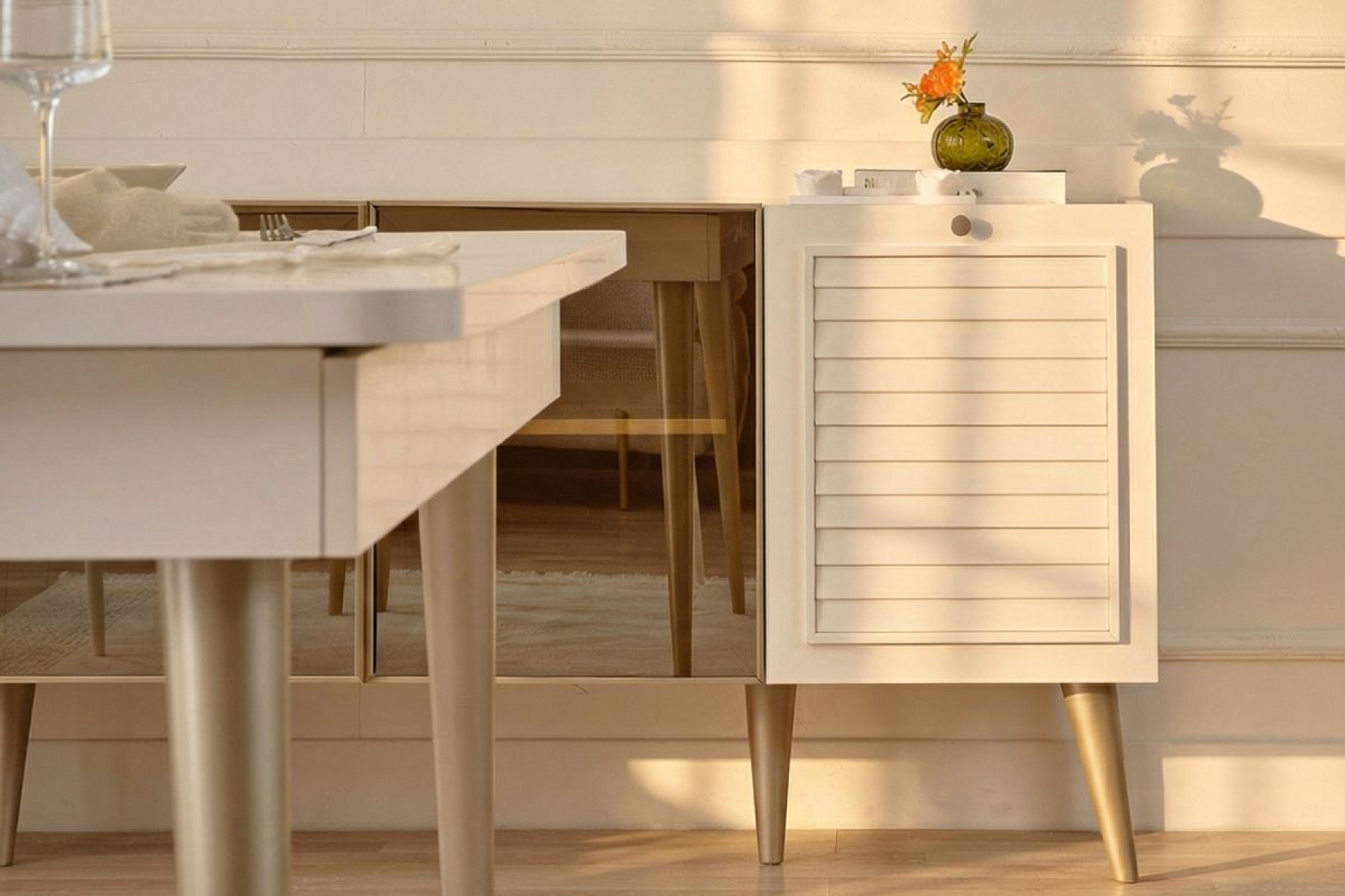 Hella Reflekte Camlı Konsol